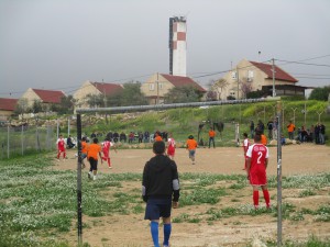 Das Spielfeld grenzt direkt an die Siedlung Karmel