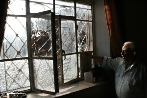 Naamen Daana zeigt uns die eingeworfene Fensterscheibe in seinem Schlafzimmer