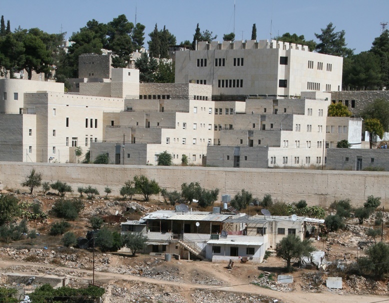 Häuser palästinensischer Familien unterhalb der Siedlung Kiryat Arba