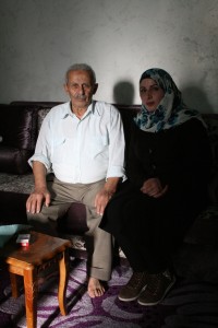 Manal und ihr Vater Naamen Daana im Haus der Familie im Wadi al-Hussein