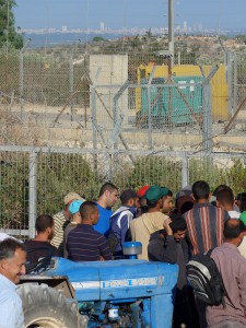 Blick auf Netanya und Mittelmeer vom Landwirtschafts-Checkpoint in Deir al- Ghussun