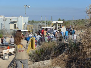 EAs beobachten die Lage am Landwirtschafts-Checkpoint in Deir al-Ghussun