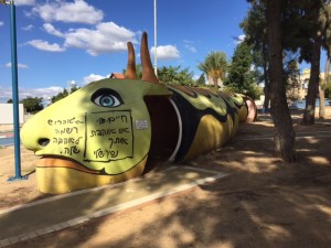 Auf den Spielplätzen von Sderot stehen diese Betontiere, die im Fall eines Raketenangriffs als Schutzraum genutzt werden können