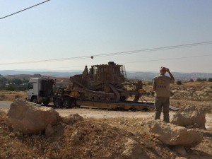 Im Juli 2015 fahren Bulldozer am Dorf Susiya vor