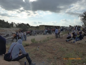 Bauern warten auf die Öffnungs des Landwirtschafts-Checkpoints in Deir al-Ghussun