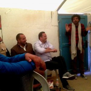 Suliman al-Khatib im Gespräch mit den Bewohnern von Susiya