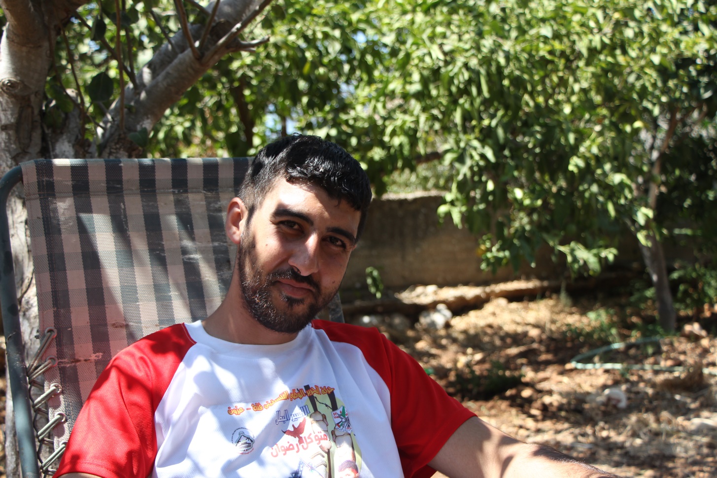 Amir (21) einige Wochen nach seiner Entlassung im Garten (Photo: EAPPI)