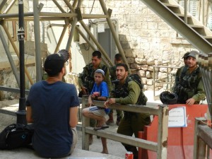 Achiya im Gespräch mit Soldaten an einem Checkpoint in Hebron