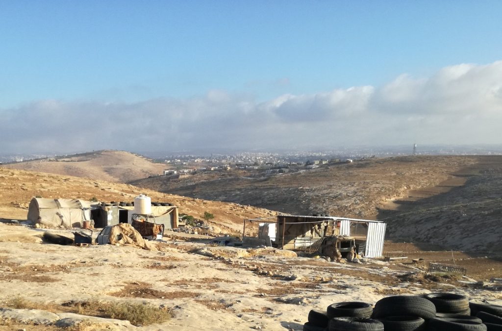 Das Grundstück der Bäuerin in den South Hebron Hills, auf dem gegenüberliegenden Hügel der Siedlungs-Außenposten; ©EAPPI