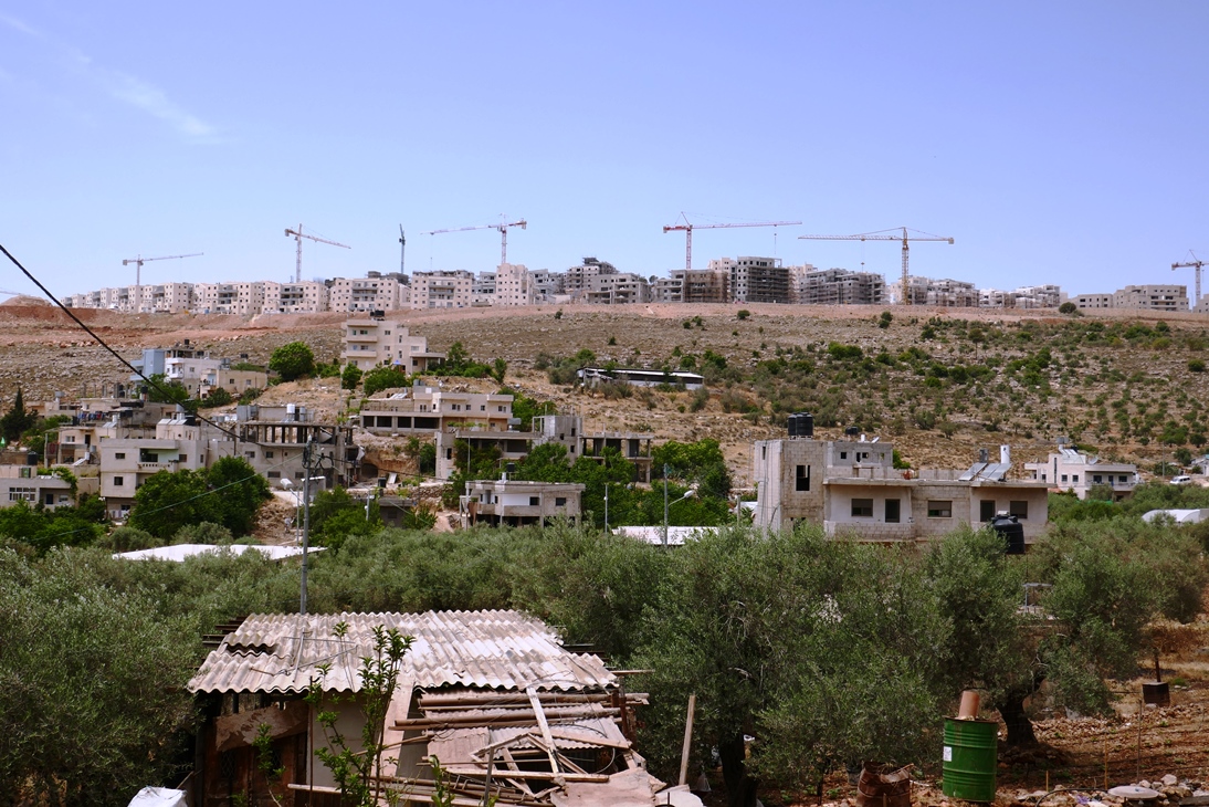 Das palästinensische Dorf Wadi Fukin, im Hintergrund der Ausbau der Siedlung Beitar Illit; Foto © EAPPI