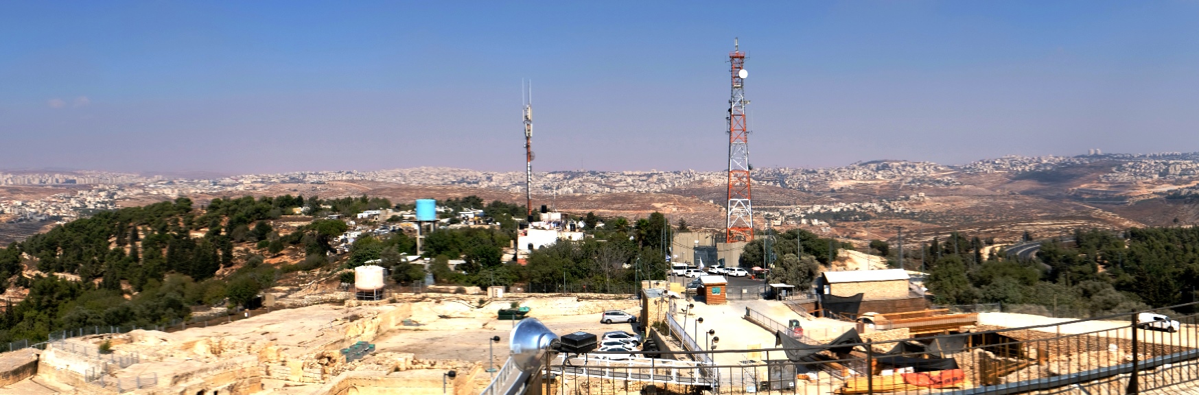 Die zwei Seiten von Nabi Samwil: Vorn die Grabungsstätte, hinten das aus Blechhütten und Verschlägen errichtete neue Dorf, dazwischen ein mit Kameras und Mikrofonen versehener israelischer Wachturm. Foto © EAPPI