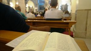 Gesangbuch in der Kirche der Heiligen Familie Ramallah, Foto @EAPPI