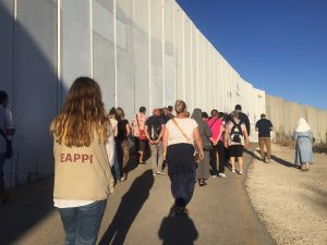 EAs begleiten das „Wall Prayer“ an der Mauer in Bethlehem, Foto @EAPPI