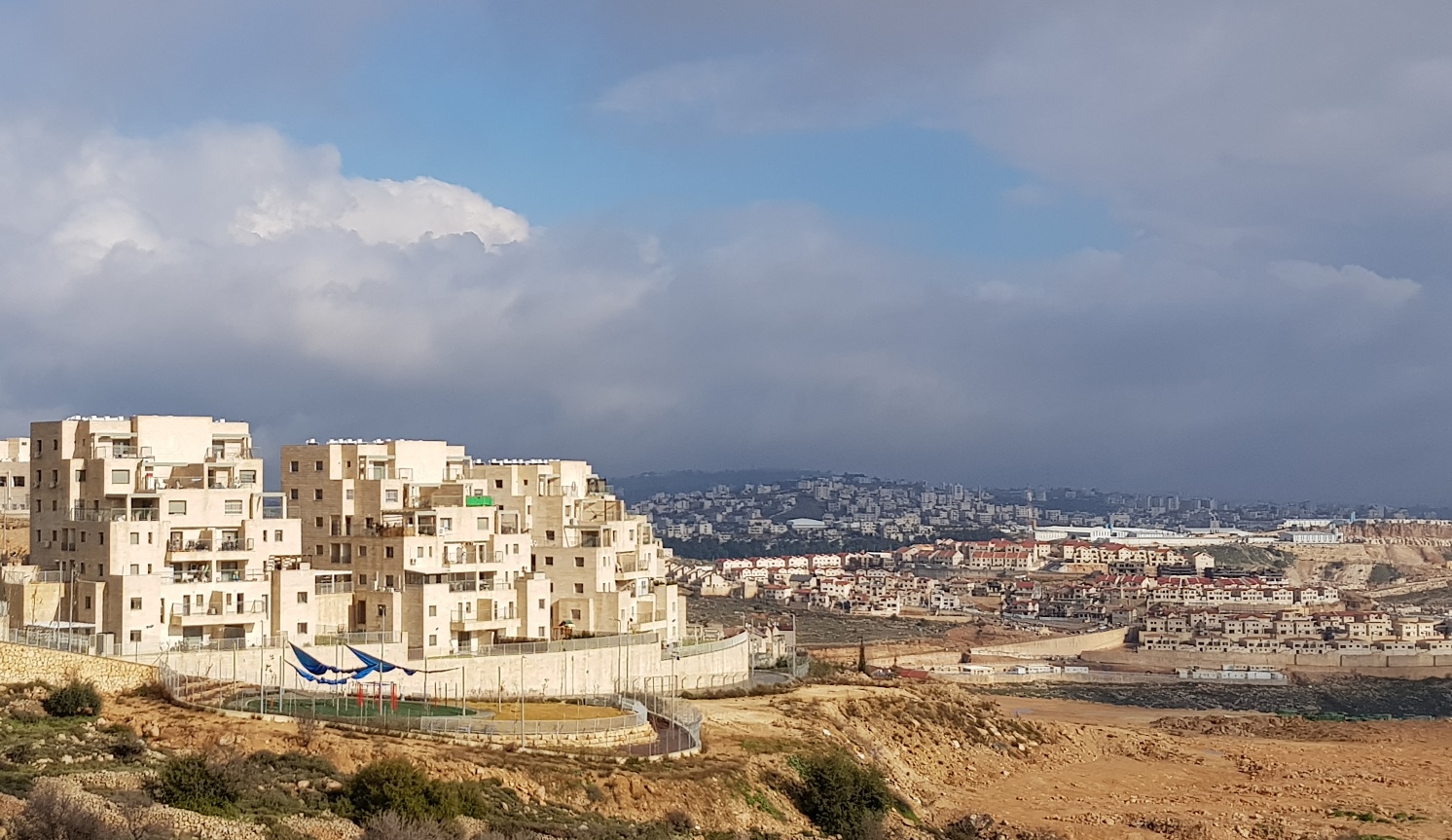 Ausbau der Siedlung Efrat, auf den Hügeln am Horizont die Häuser von Bethlehem; Foto © EAPPI