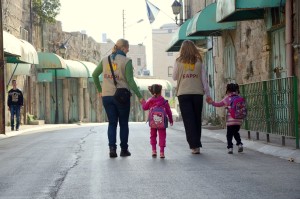 EAs begleiten Kinder auf dem Weg zur Cordoba Schule