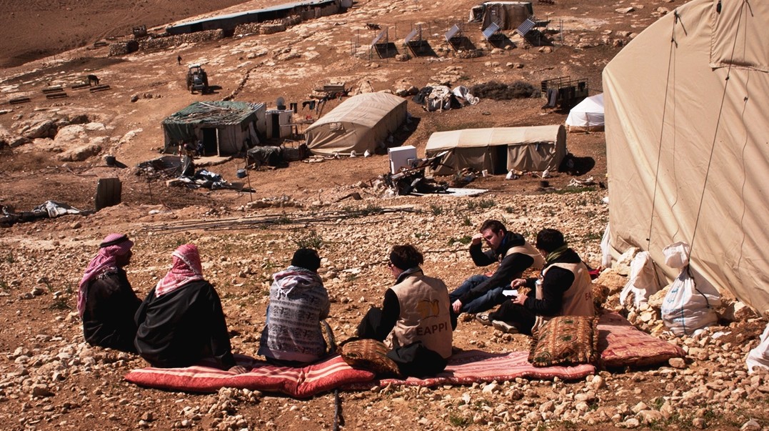 EAs mit Beduinen in den South Hebron Hills (Foto: Bjoern Moback)