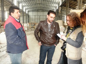 EAs m Gespräch mit Fares al Atrash (li.) und dem Besitzer einer Steinfabrik
