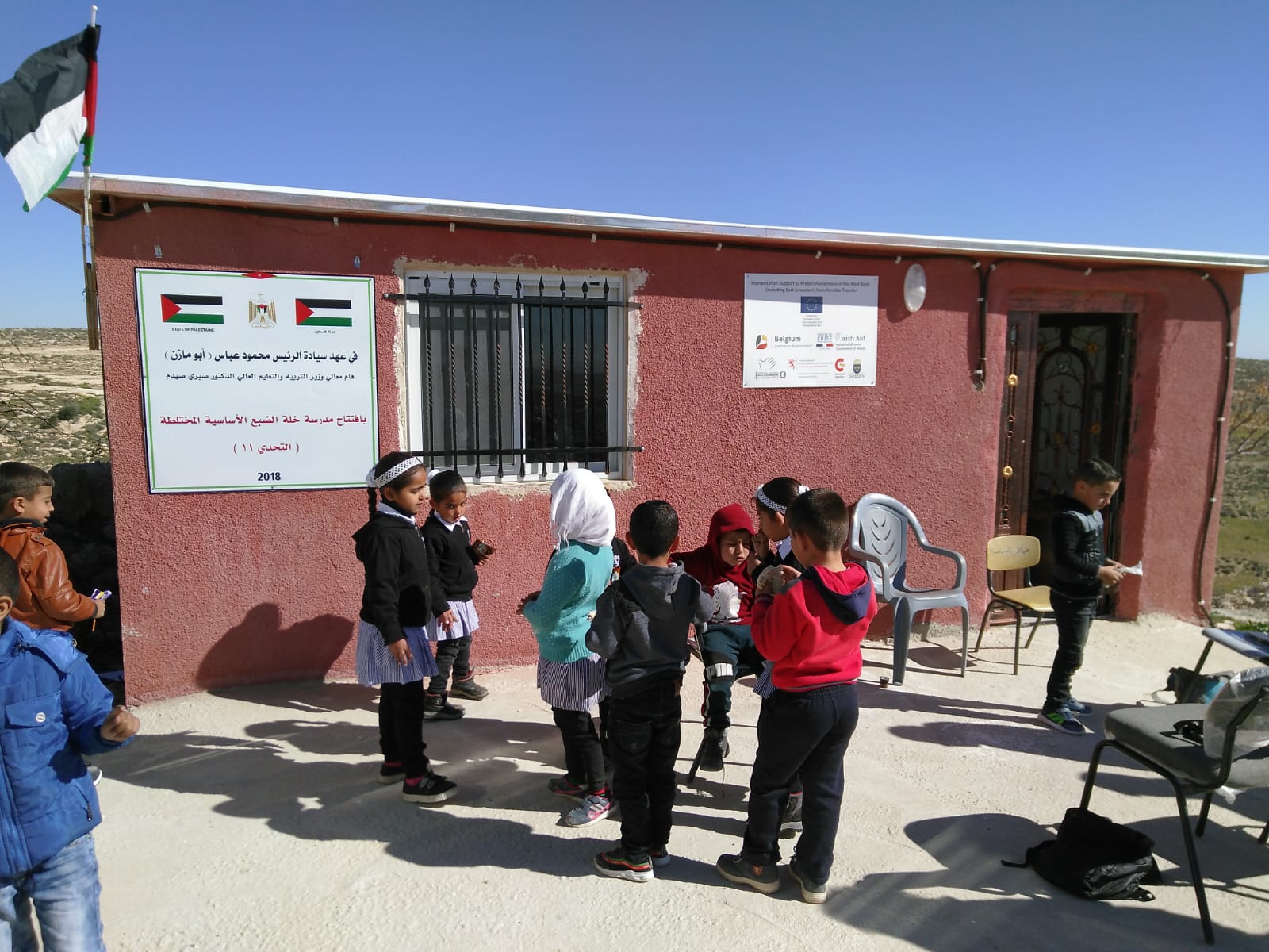 Schüler*innen vor der von Abriss bedrohten Grundschule von Khallet Athaba; Foto © EAPPI