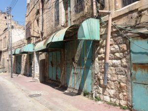 Geschlossene Geschäfte auf der Shuhada Straße; Foto © EAPPI
