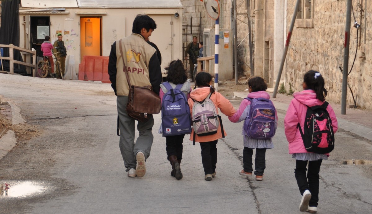 Ökumenischer Begleiter in Hebron mit Kindern auf dem Weg zur Schule