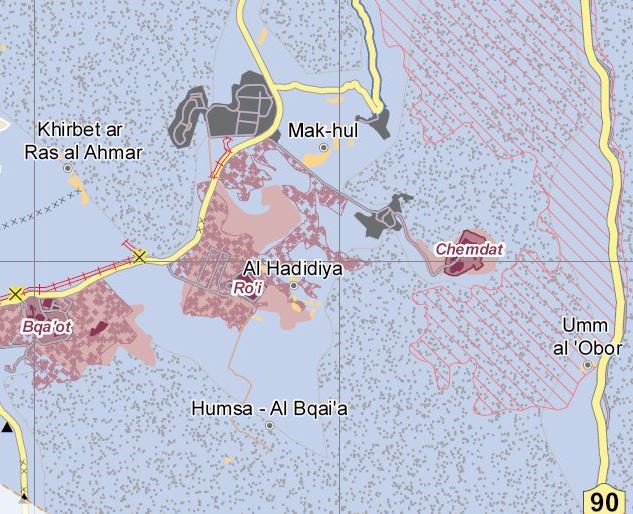 Karte © UNOCHA: Die palästinensische Gemeinde Mak-hul ist von mehreren Militärstützpunkten (grau), den Siedlungen Ro’i und Chemdat sowie von militärischem Sperrgebiet (graue Punkte) und israelischen Naturreservaten (rot gestreift) umgeben. 