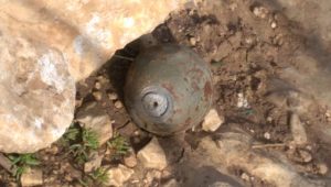 Nicht explodierte Blendgranate mit scharfem Zünder, gefunden in Khirbet Samra; © EAPPI