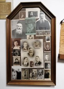 Rabbi Elchonon Wassermann und seine Familie, Bildersammlung in der Yeshiva Ohr Elchonon; Foto © EAPPI