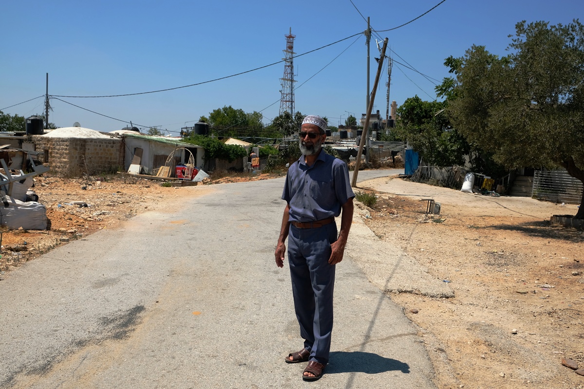 Mit ruhigem Stolz: Aeed Barakat auf der neuen Straße von Nabi Samwil. Foto © EAPPI