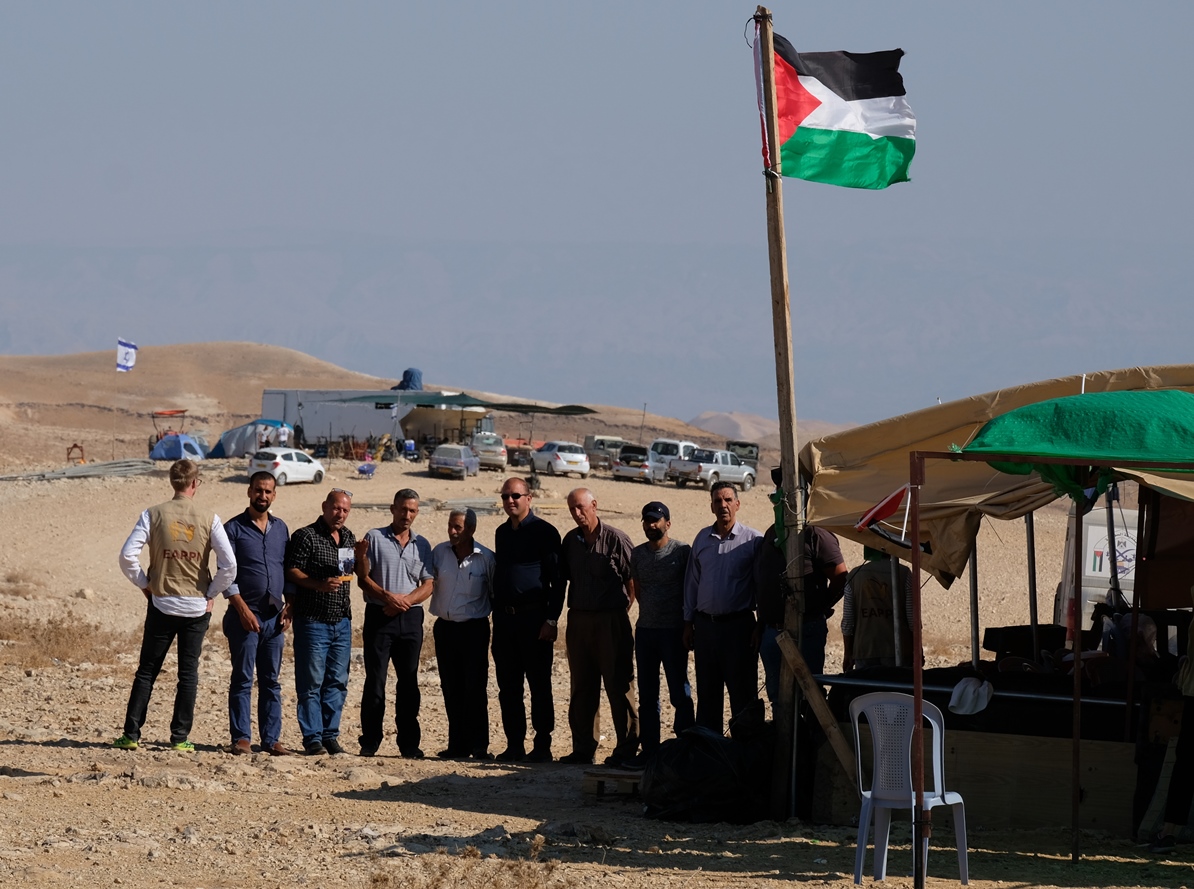 Spannungsgeladen: Vorn das Protestzelt der Palästinenser aus Sawahre Al-Sharqiya, hinten der neue Outpost, der Grundstein einer künftigen israelischen Siedlung im besetzten Westjordanland. Foto © EAPPI 