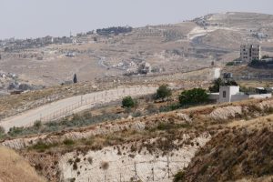 Blick von An Nu'man in Richtung Bethlehem, im Vordergrund die Trennbarriere