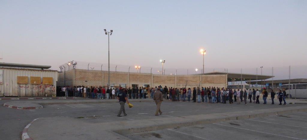 Jeden Morgen stehen palästinensische Arbeiter am Checkpoint Qalandia teilweise stundenlang an, um zu ihren Arbeitsplätzen in Jerusalem und Israel zu kommen