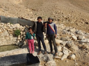 Die Kinder des Beduinenortes Al Qarzaliya bei Jiftlik zeigen uns stolz die kleine Quelle, aus der sie für sich und die Tiere Wasser schöpfen können. Das kleine Wasserverbindungsrohr (rechts im Bild), das zu den Zelten führte, wurde zusammen mit den Zelten der Beduinen am 4.3.2015 vollständig zerstört