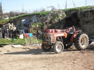 Der Traktor der Familie, im Hintergrund der Zaun zur Siedlung Mezadot Yehuda