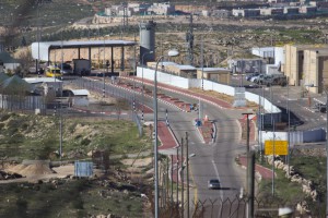 Blick auf den Beit Yatir Checkpoint vom Land der Abu Qbeitas (Foto: A.Lopez)