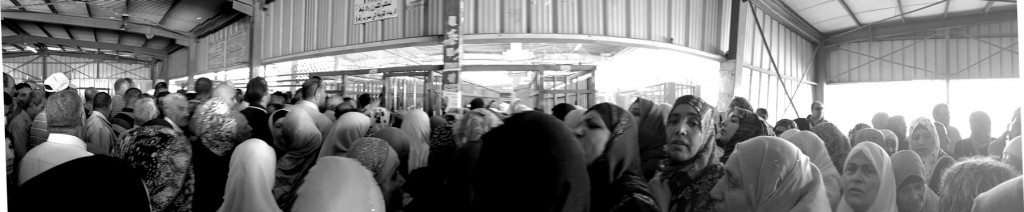 qalandia-people-waiting-to-cross-the-cp