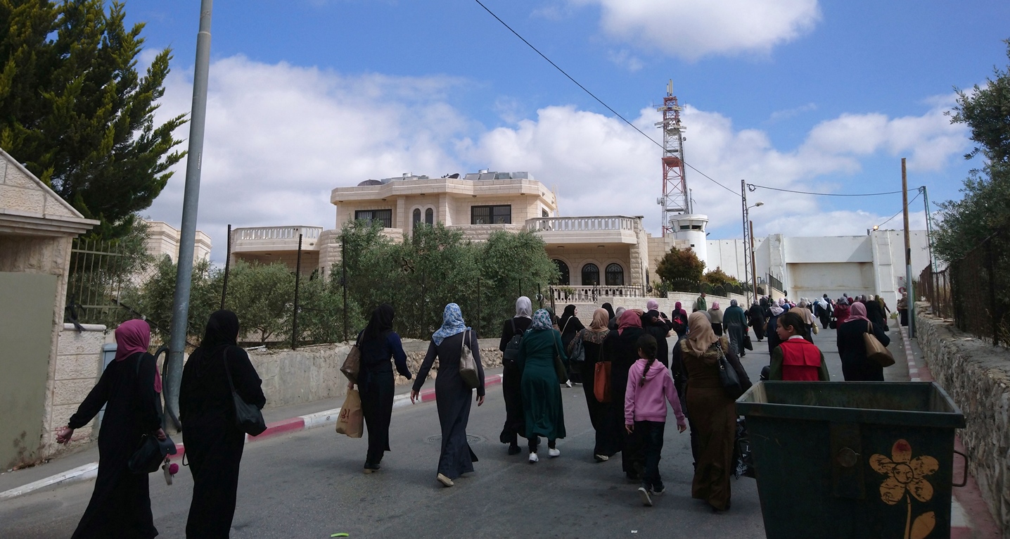 Frauen auf dem Weg zum Checkpoint 300 in Bethlehem; Foto © EAPPI