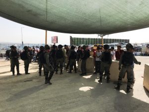 Zurückgewiesene junge Männer am Qalandia Checkpoint; Foto © EAPPI