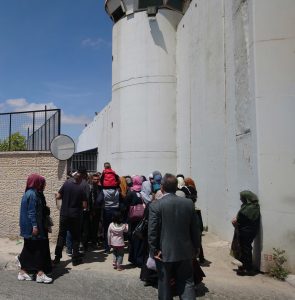 Wartende am Eingang für die Frauen, Bethlehem Checkpoint 300; Foto © EAPPI