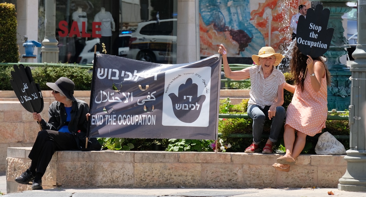 Seit mehr als 30 Jahren jeden Freitag auf dem Pariser Platz – die „Women in Black“ in Jerusalem. Foto © EAPPI