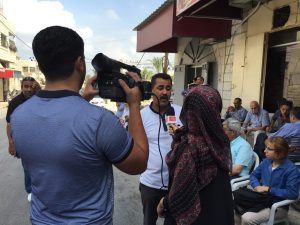 Fernsehteam interviewt einen Teilnehmer des Prisoner’s Sit In (Photo: EAPPI)