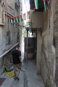 Mohammad (18) in einer Gasse vor seinem Elternhaus im Nur Shams Camp (Photo: EAPPI)