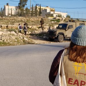 Ökumenische Begleiterin beobachtet den Schulweg der Kinder in Tuqu‘, südlich von Bethlehem; Foto © EAPPI