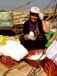 Samiha beim Herstellen von Ziegenkäse vor ihrem Wohnzelt