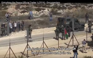„Wir laden die Soldaten dazu ein, Ihre Uniformen abzulegen und sich uns anzuschließen.“ (Screenshot) – Palästinensische und israelische Mitglieder der Combatants for Peace bei einer Demonstration auf beiden Seiten der Trennbarriere