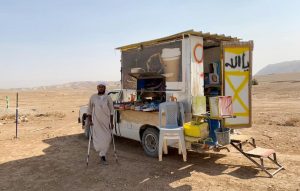 Suleman und sein „Kaffee und Snacks“- Auto am Straßenrand; Foto © EAPPI