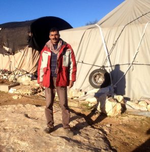 Ahmad vor seinem Haus in Susiya, das ebenfalls geräumt werden soll