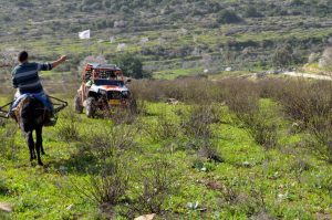 Siedler fahren mit ihrem Quad durch die palästinensischen Felder ©EAPPI