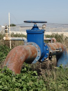 Große Wasserrohre führen zu den Feldern israelischer Siedlungen.