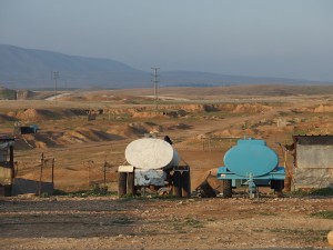 Wassertanks auf kargem Land. 