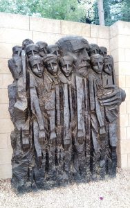 Janusz Korczak und die Ghettokinder – Skulptur in Yad Vashem